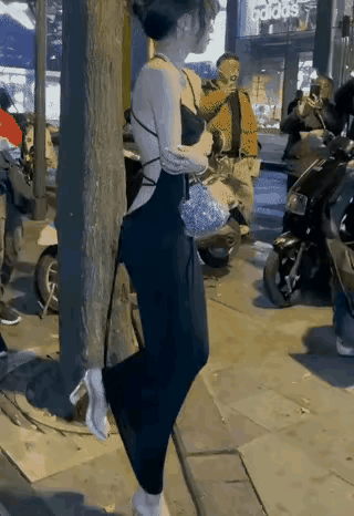 我就想知道，旁边的那哥们，你踹树干啥呢？你关心关心这位美女，说不定缘分就来了[捂