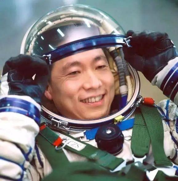 生死26秒！杨利伟首飞太空惊魂记：神秘敲门声、舷窗裂痕，为何英雄不再重返苍穹？
