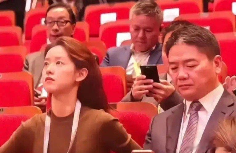 刘强东，捡到宝了。6月20日，32岁的章泽天，冲上热搜，这一次，不是和刘强东秀恩