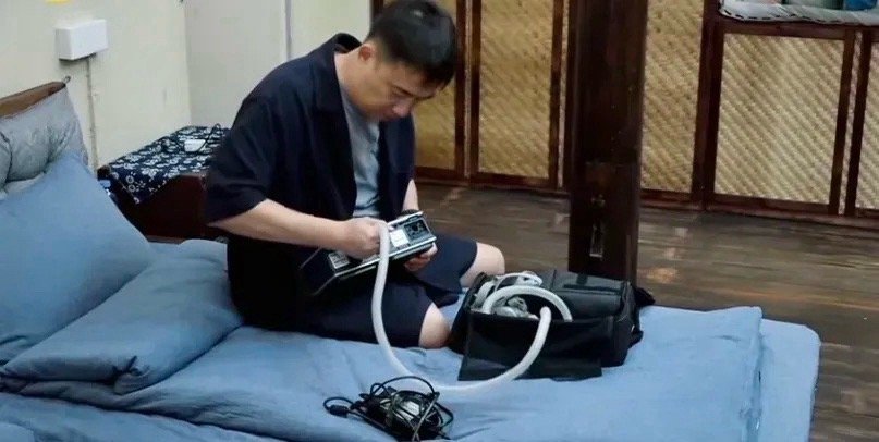 黄磊戴呼吸机睡觉黄磊没想到《向往生活》一开播，他就上了热搜！这次不是因为他的厨艺