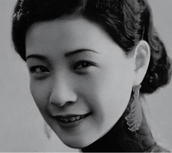 1928年，徐志摩母亲推开卧室门时，映入眼帘的是一幅难以置信的景象：儿子徐志摩与