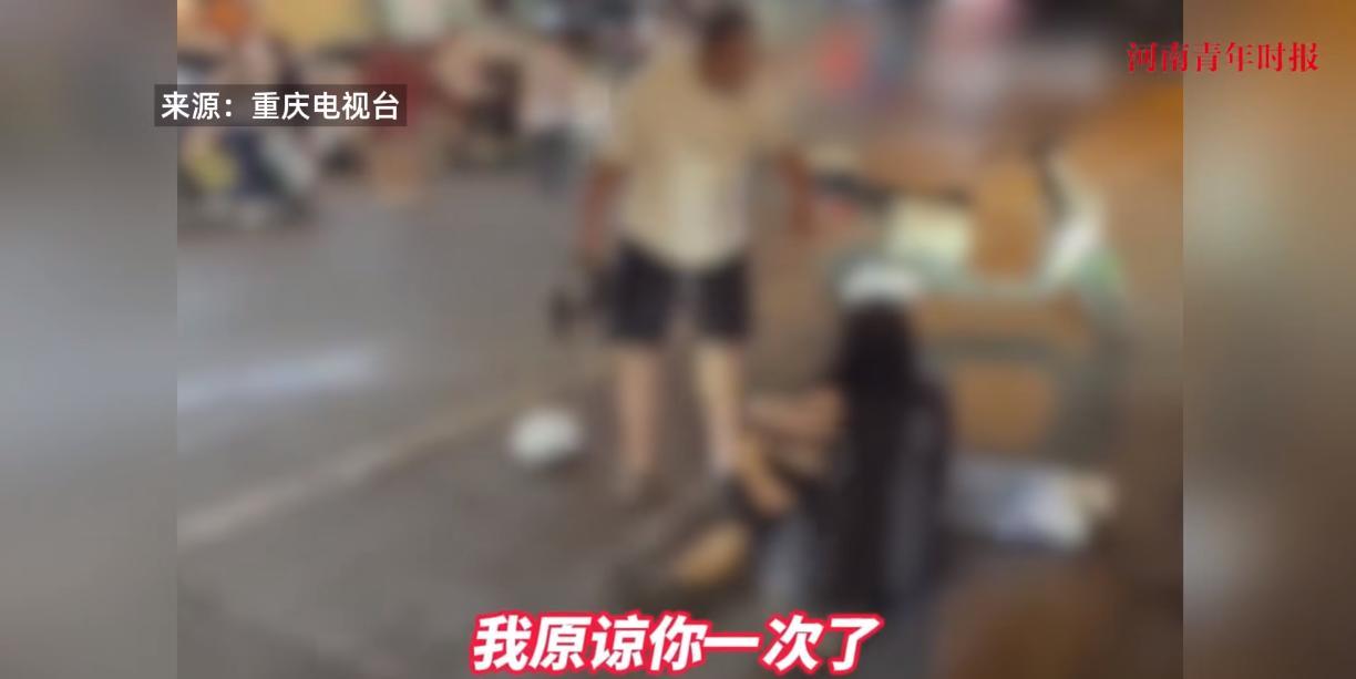 “别把人逼急了！”近日，浙江，一男子在酒店门口突然暴打另外一位男性，旁边的女人想