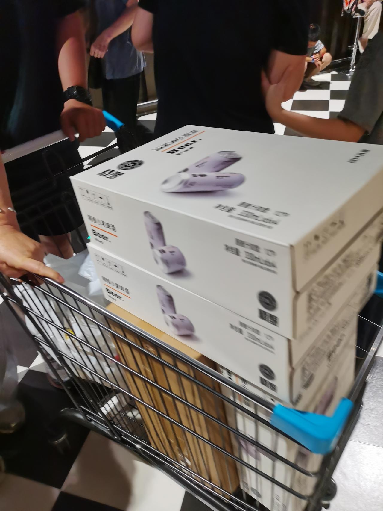 炎炎夏日，酒桌上少了啤酒，好像少了灵魂。尤其是能喝上胖东来的小啤酒，更是觉得身心