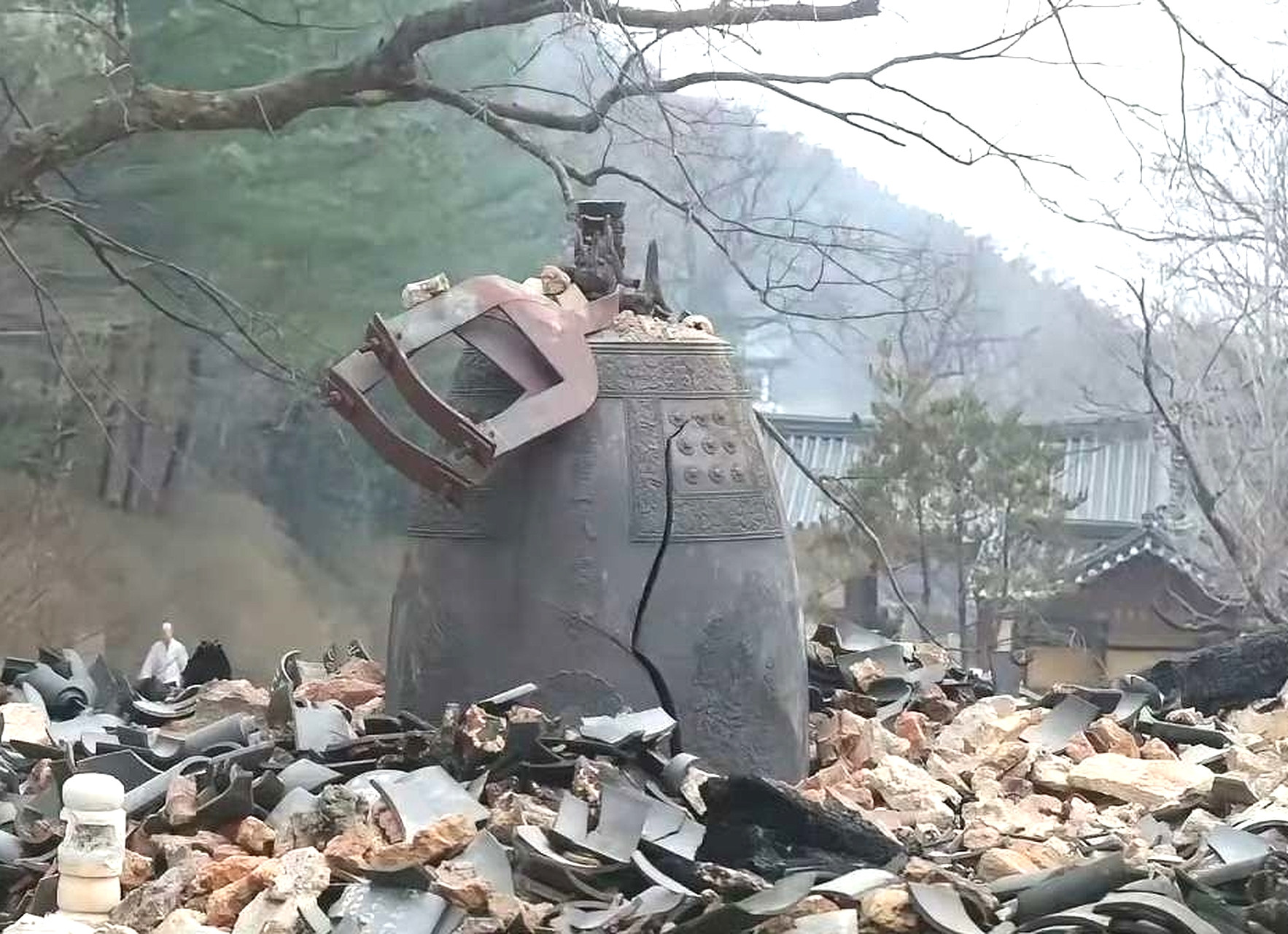 火烧完自然就灭了，现在变成事实了，韩国的孤云寺烧的只剩下一口破钟