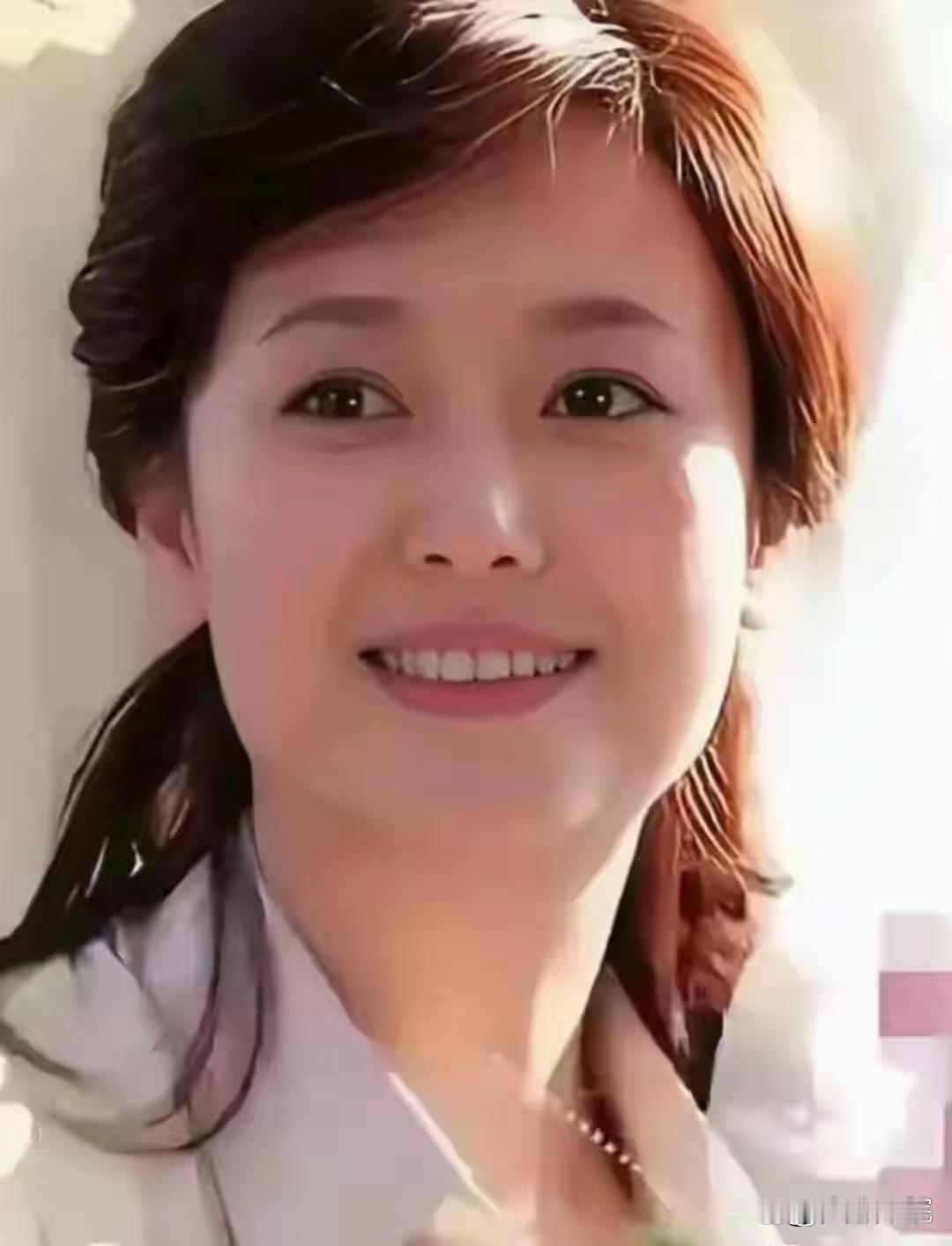 她是90年代全民女神，红遍大街小巷，如今你还记得她吗？五官周正，慈眉面善面带微