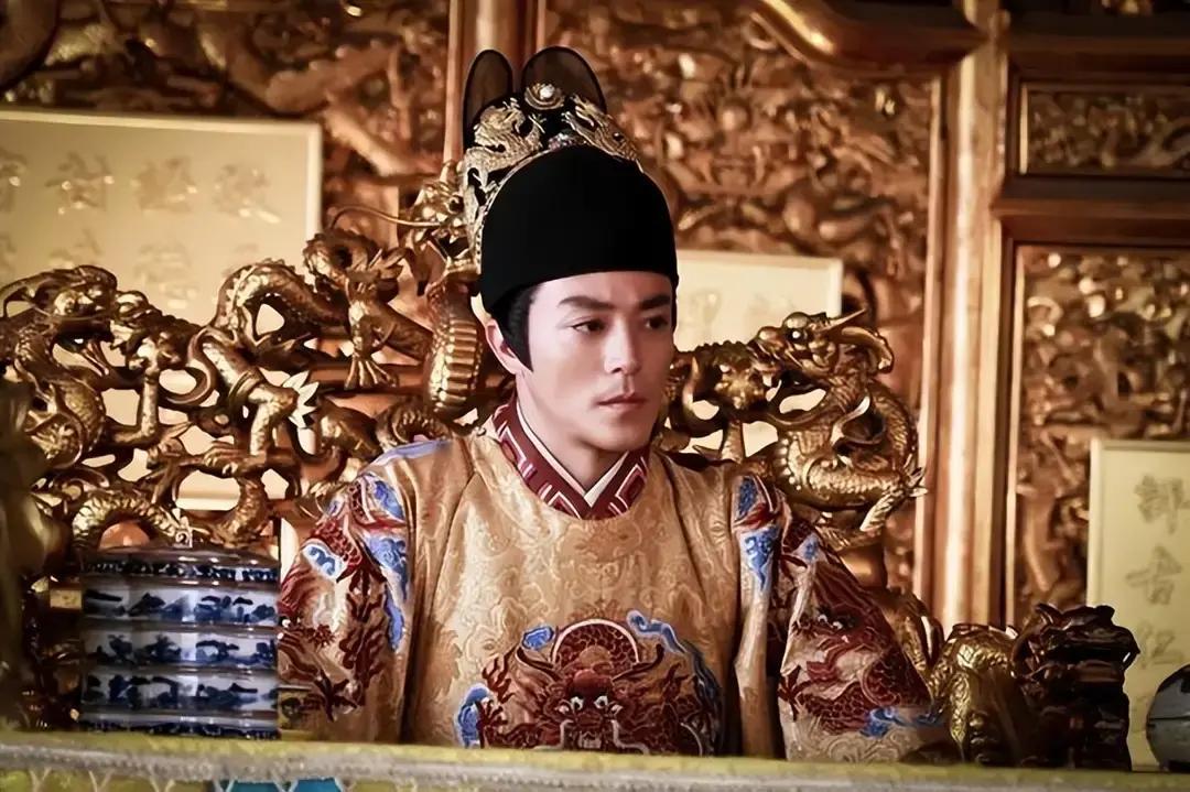 1450年，22岁明英宗被俘后归来，却被弟弟尊为太上皇，迁居南宫。冷清宫内，只有一个跛腿瞎眼的女人迎