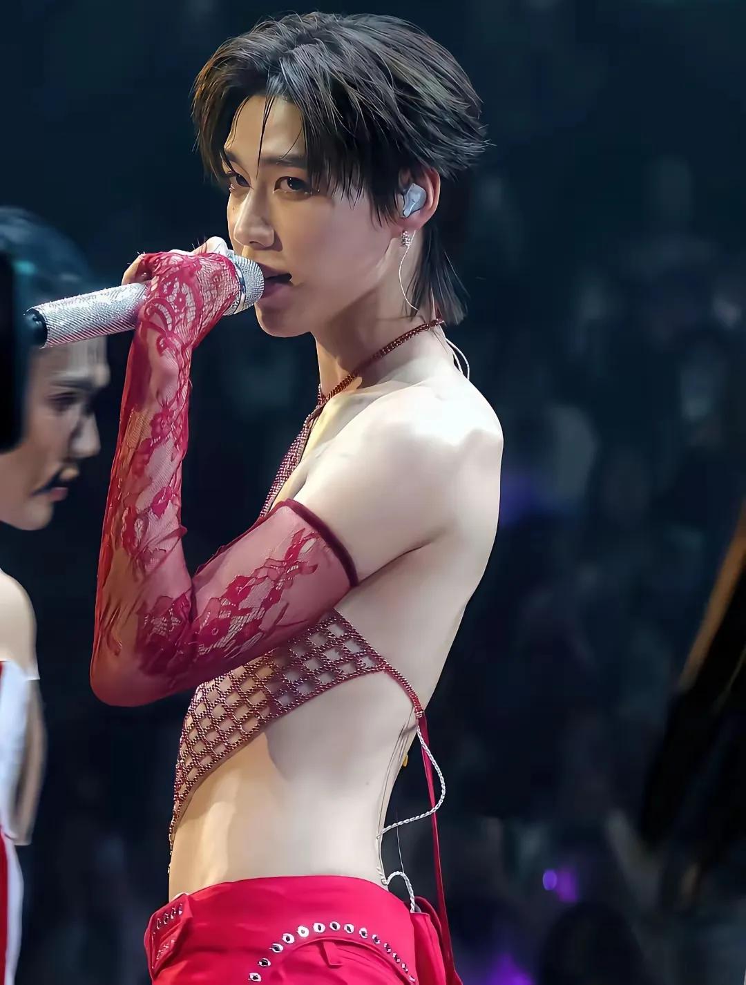 他是怎么做到血气方刚而又现代娘炮？现在的审美70后的我真的看不懂难道00