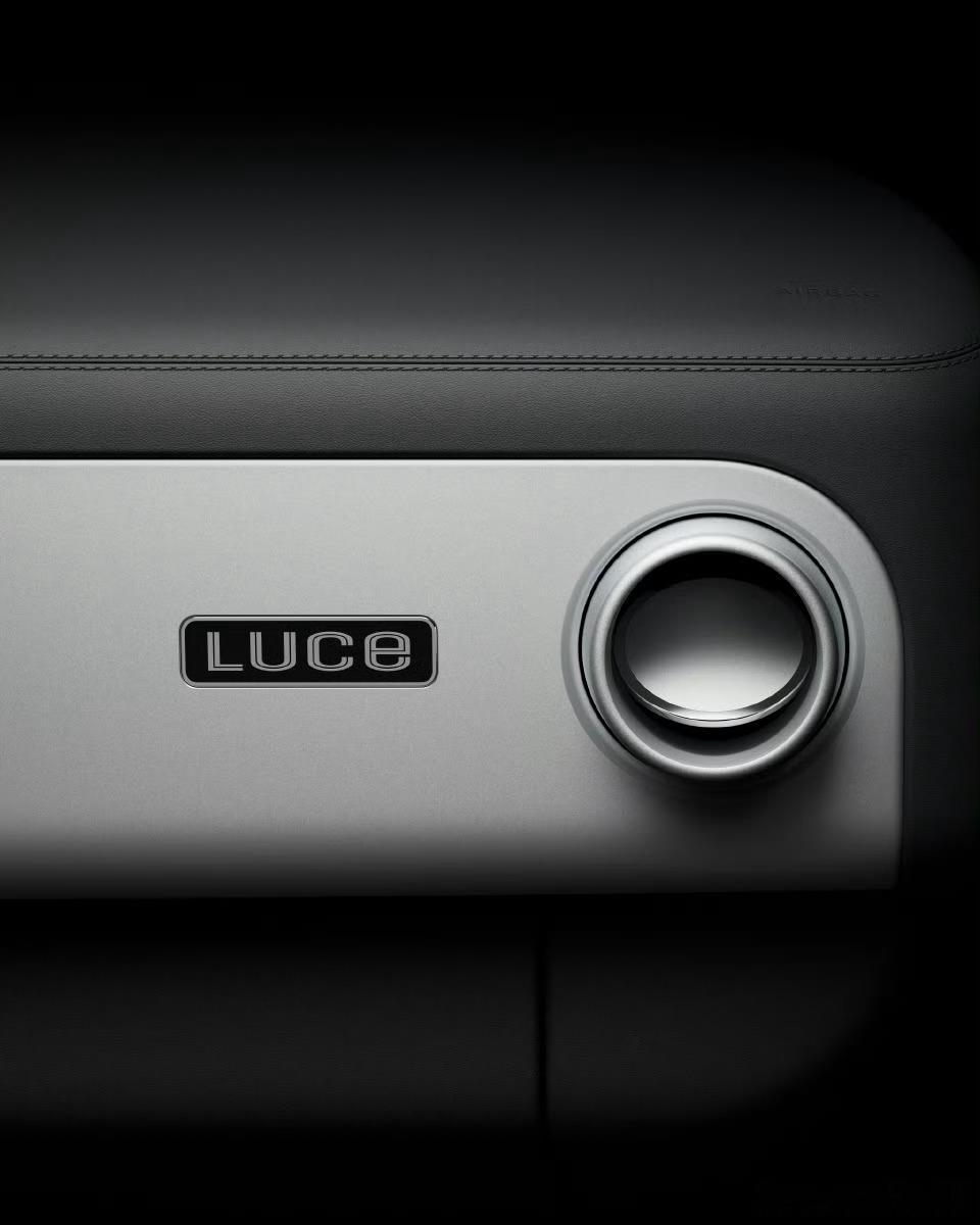 法拉利首款纯电车型内饰曝光强调机械+金属+简约出风口应该是电动的，没有手操的设计