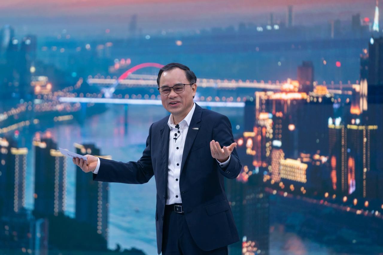 图片故事：长安汽车公布了新的重组方案后，长安汽车董事长朱华荣连续出席了中国汽车重