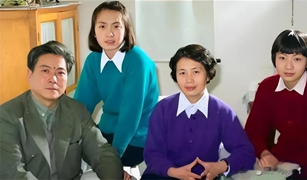 不能错过珍贵照片张玉凤和丈夫女儿的温馨全家福，一家人颜值都很高，丈夫英俊潇