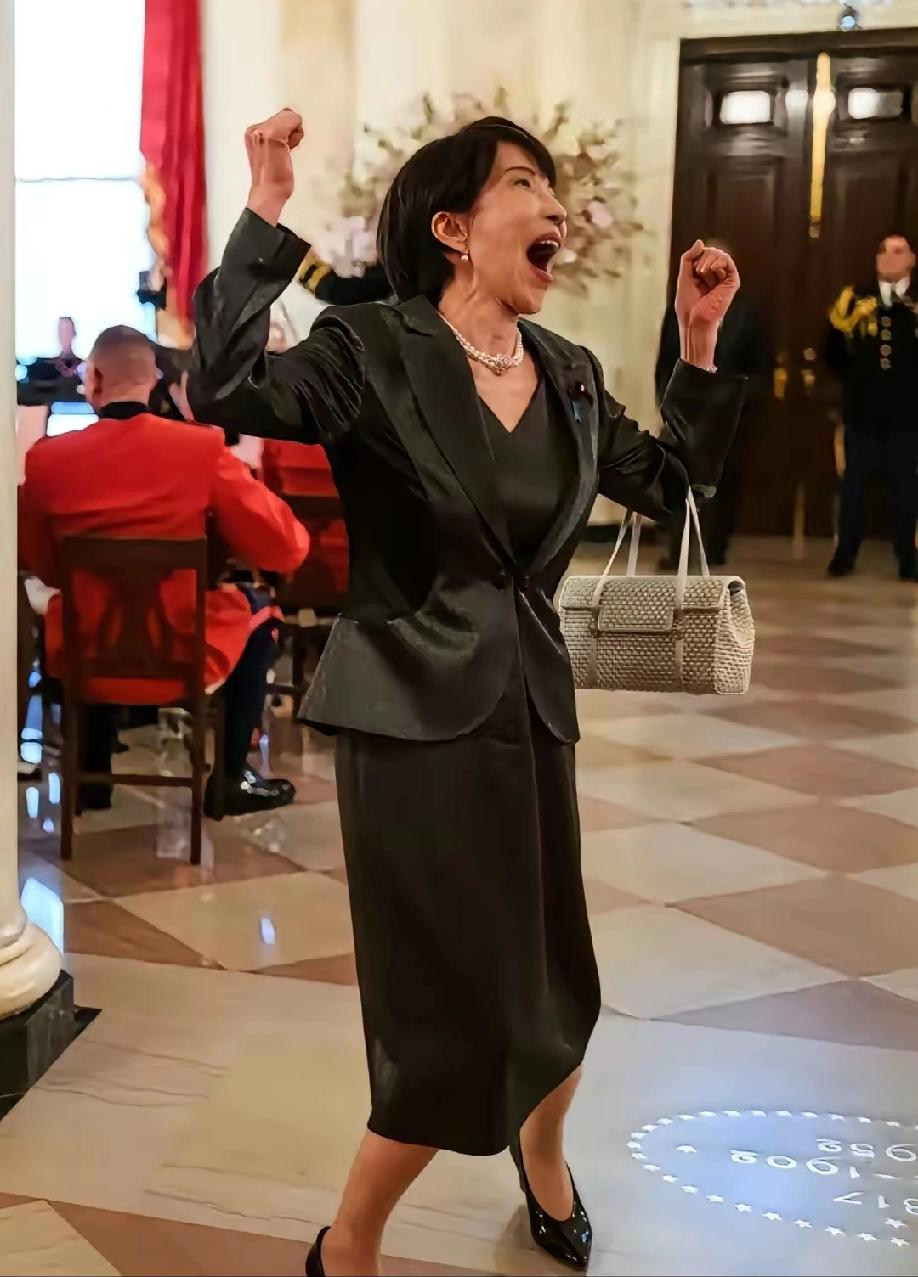 人可以没本事，但不能没骨头。当白宫那张照片流出来的那一刻，全日本的体面，碎得一