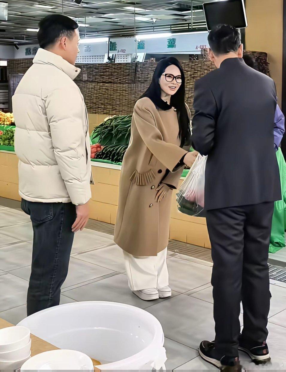 我表姐在天津偶遇了线下录节目的伊能静她很激动的跟我说伊能静本人跟网上说的完全不一