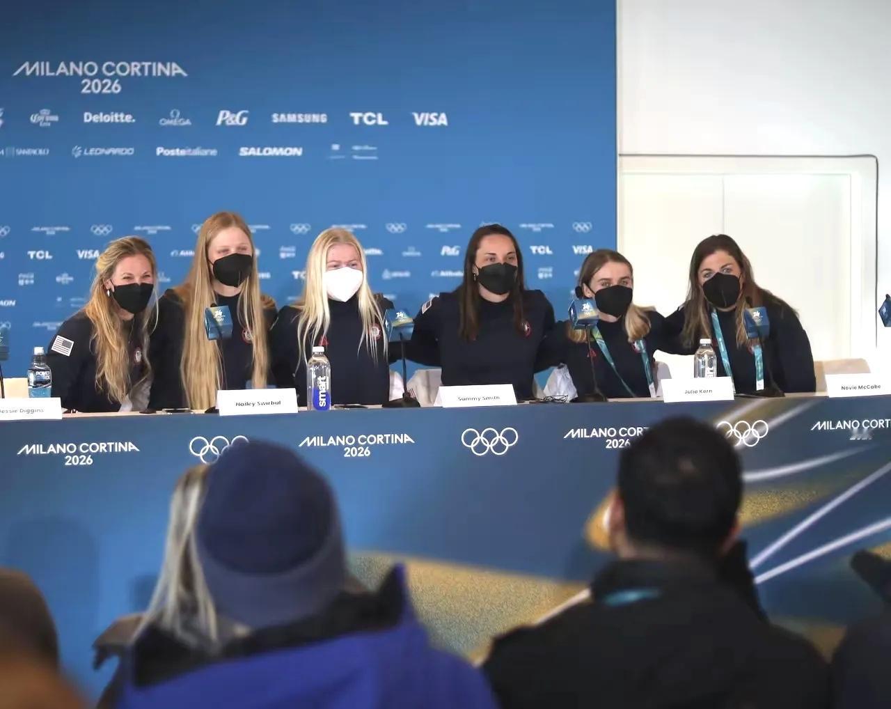 奇怪，在意大利的米兰冬奥会记者会上，美国运动员全员戴口罩，是什么原因呢？在记