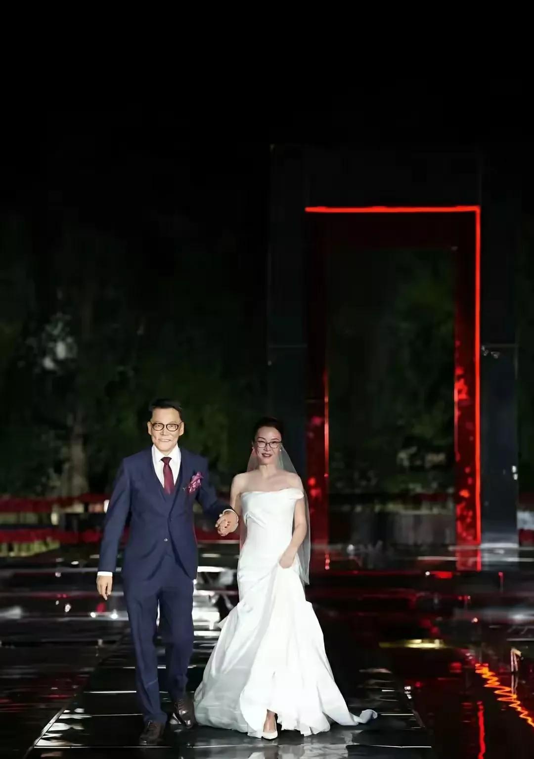 现在网上又吹捧李国庆娶的那位59岁新娘，好像她嫁给李国庆十分成功一样。双方都是