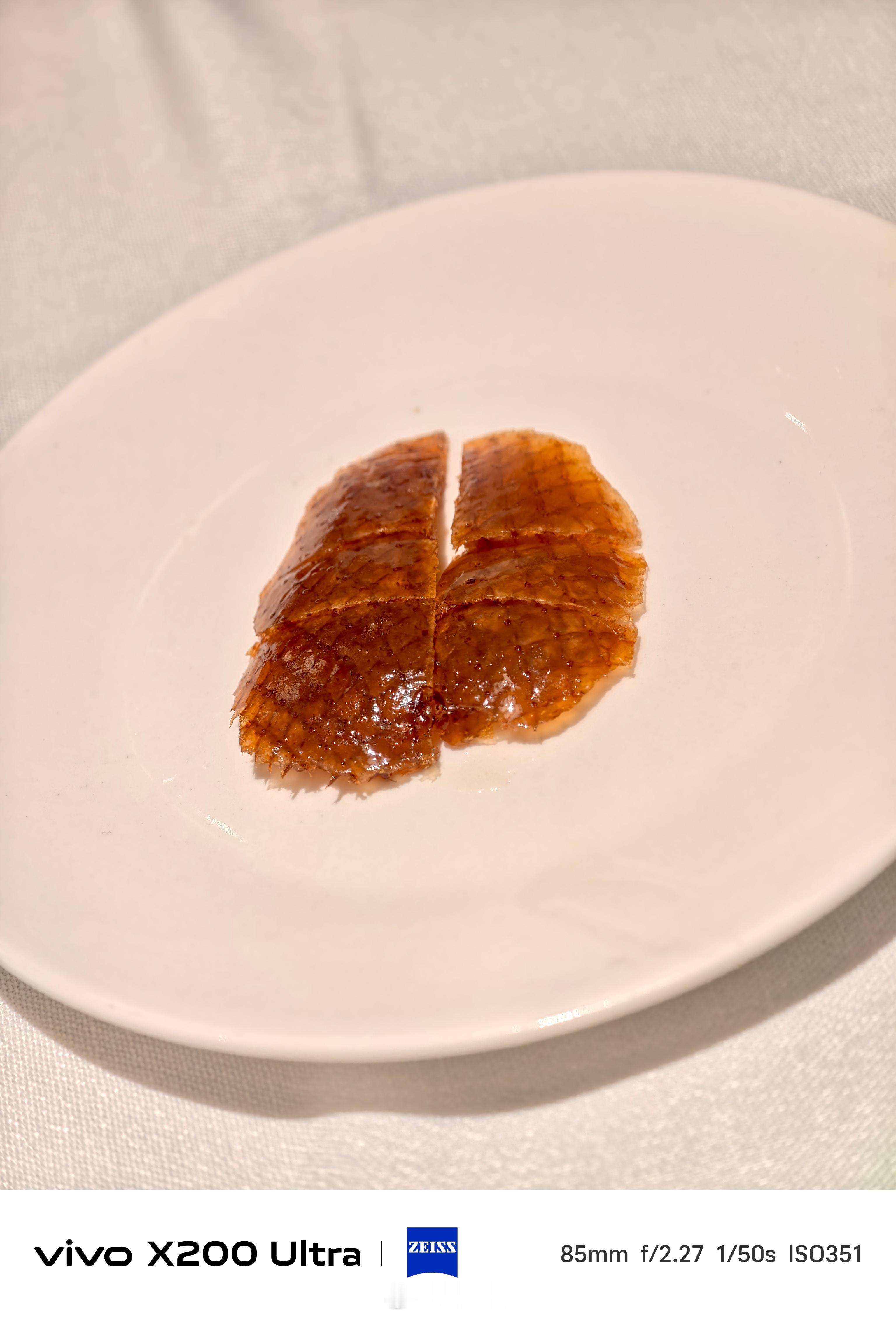 有几年没吃全聚德了，现在菜品咋拉成这样了？[捂脸哭]烤鸭味道还不如路边随便的一家店