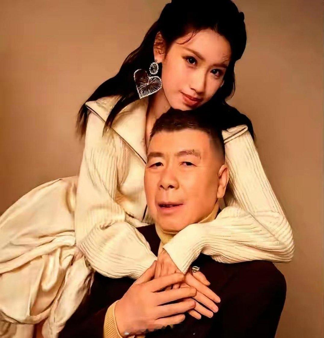 同样是养女，一个在身边一个在天边邓婕为了养女，戏不拍了，天天接送陪练琴，68岁还