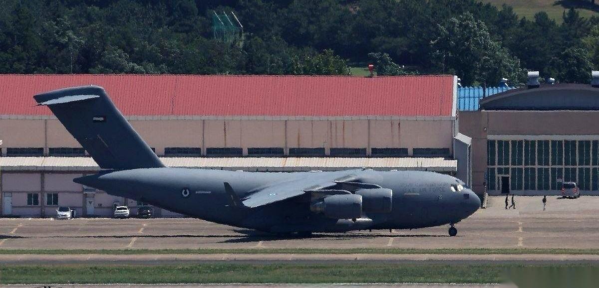 8架巨大的C-17运输机，直接降在了韩国大邱的空军基地。它们的目标只有一个：提