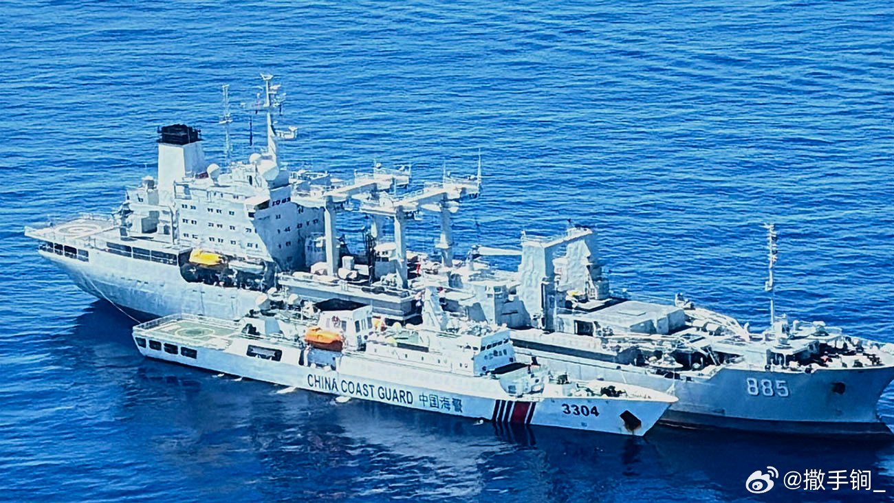 6月23日，885青海湖号补给舰与一艘中国海警056型执法舰在黄岩岛外并靠停泊。