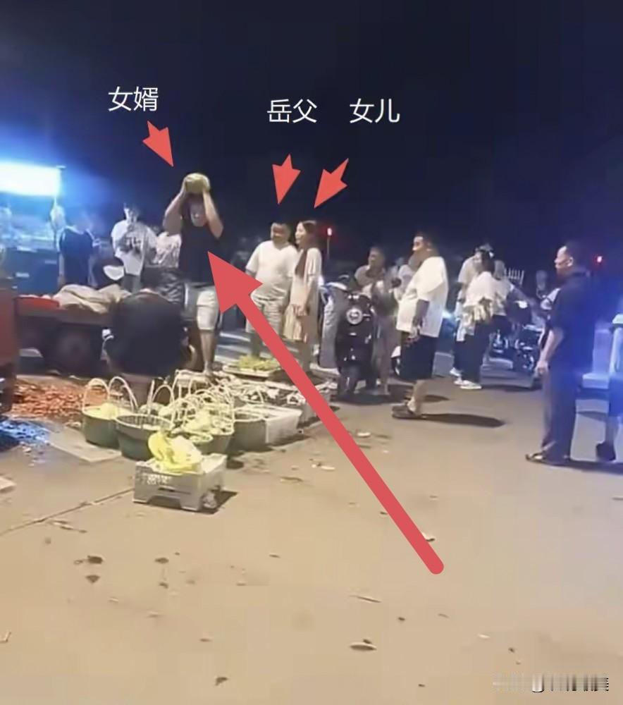 沈某玲的父亲糊涂呀，一不小心，亲手把自己的女儿女婿送进去踩缝纫机了！宁波夜市砸