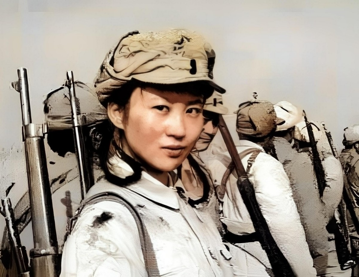 1941年，21岁的女侦察员王金英在老乡家养病，夜里，她正沐浴时，却看到窗外闪过