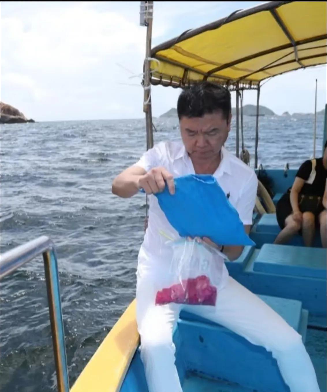 看到艾威将妻子Lisa的骨灰撒进大海，我敢确定地说，艾威以后不会再娶了。他很可