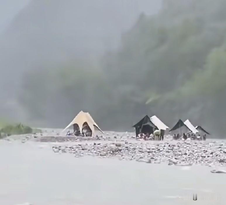山洪即将爆发前他们都在淡定地等什么?是不是还觉得雨中露营很浪漫，唉，这就是命，都