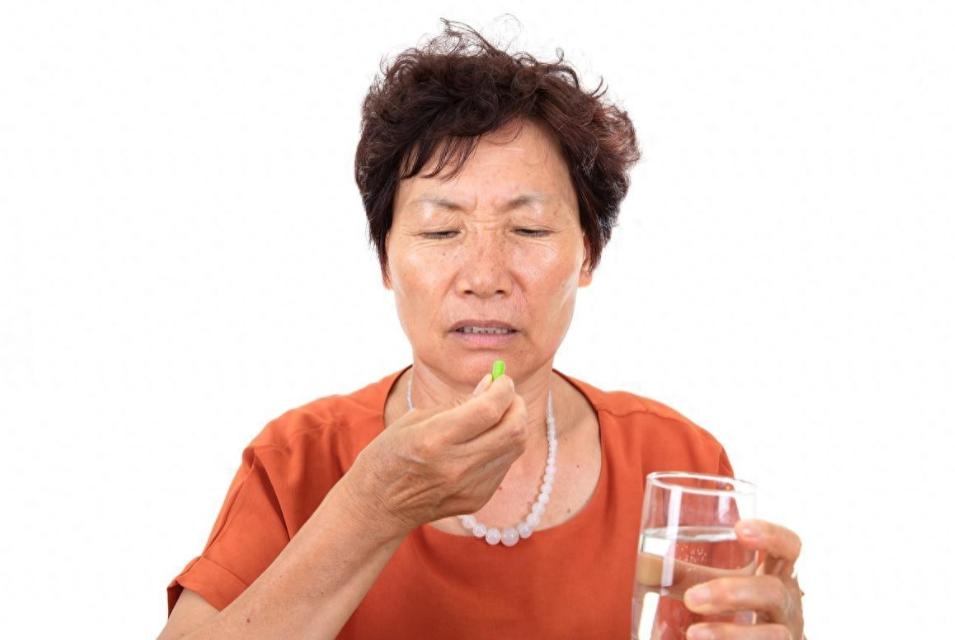 冠心病吃药太多不好？医生：核心药就2种，老人少吃药为好冠心病患者一天要吃多少