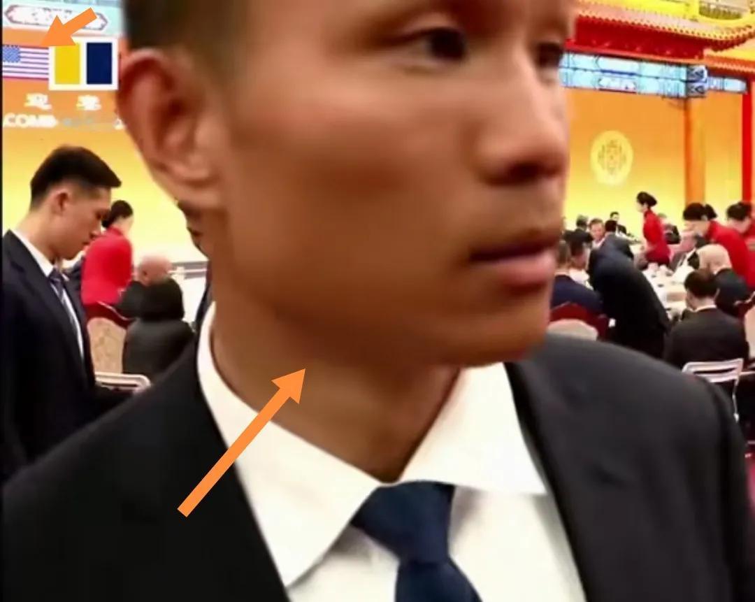 国宴上一名安保员满脸压迫感。