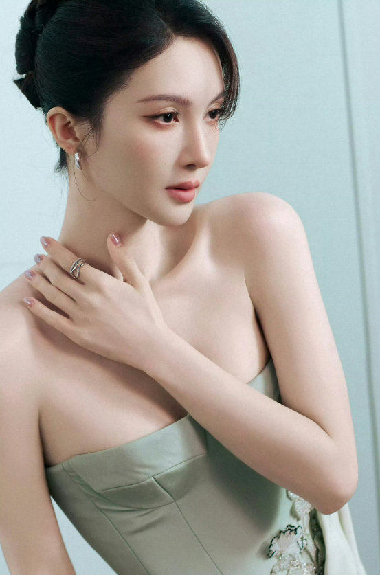 #娱乐圈#金晨一袭薄荷绿抹胸裙衬得她肤白柔嫩造型赏析。薄荷绿长裙自带清爽氛围感，抹胸设计凸显肩颈线条