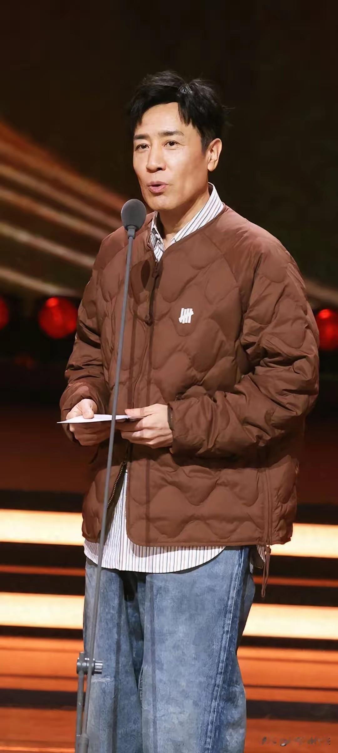 好家伙，于和伟穿2300元羽绒服走红毯，网友直接扒出同款。他参加文荣奖这身打