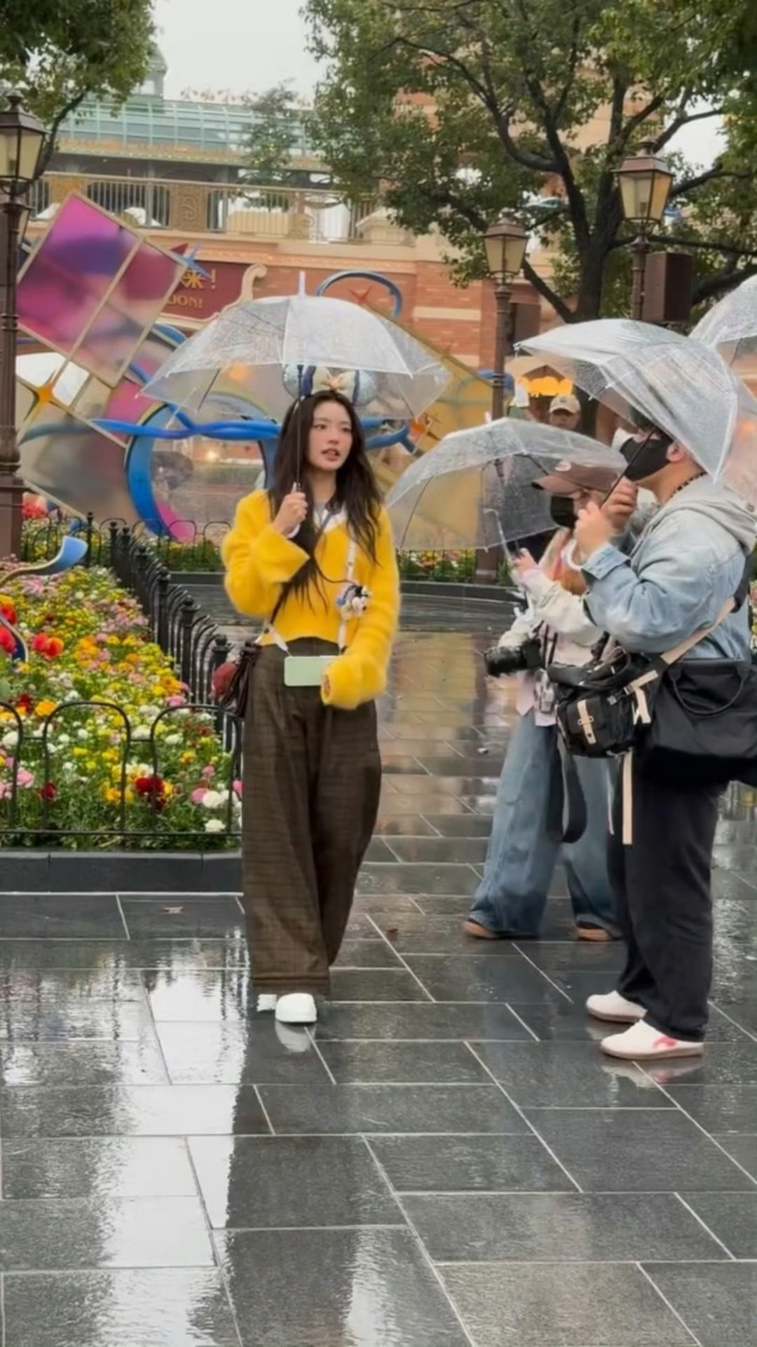 网友迪士尼偶遇徐若晗，可以逐帧学习此女的穿搭，生图都漂亮得不像话