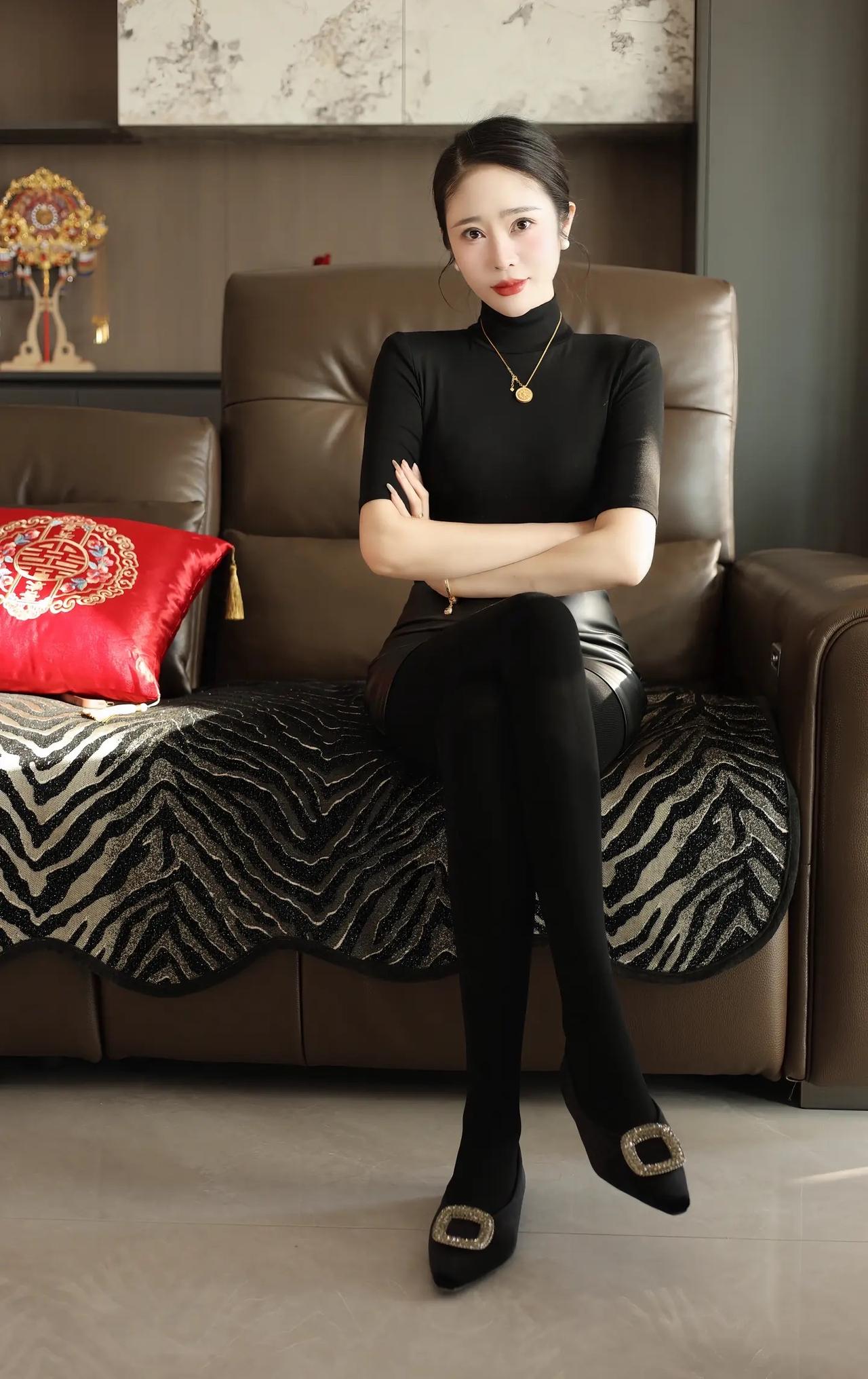 优雅黑衣美人，静坐沙发，气质满分！💃🏻✨