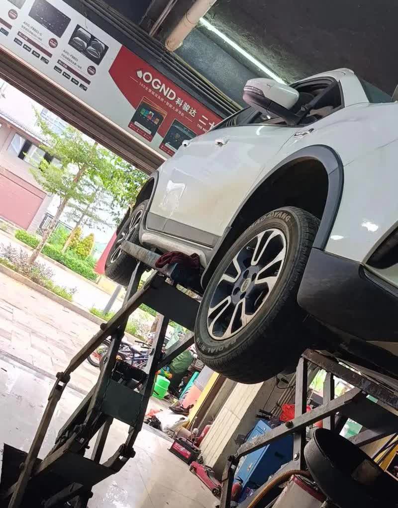 网上买的99元机油拿去让汽修店换，人家不干。今天去保养车，就在我小区门口有一家汽