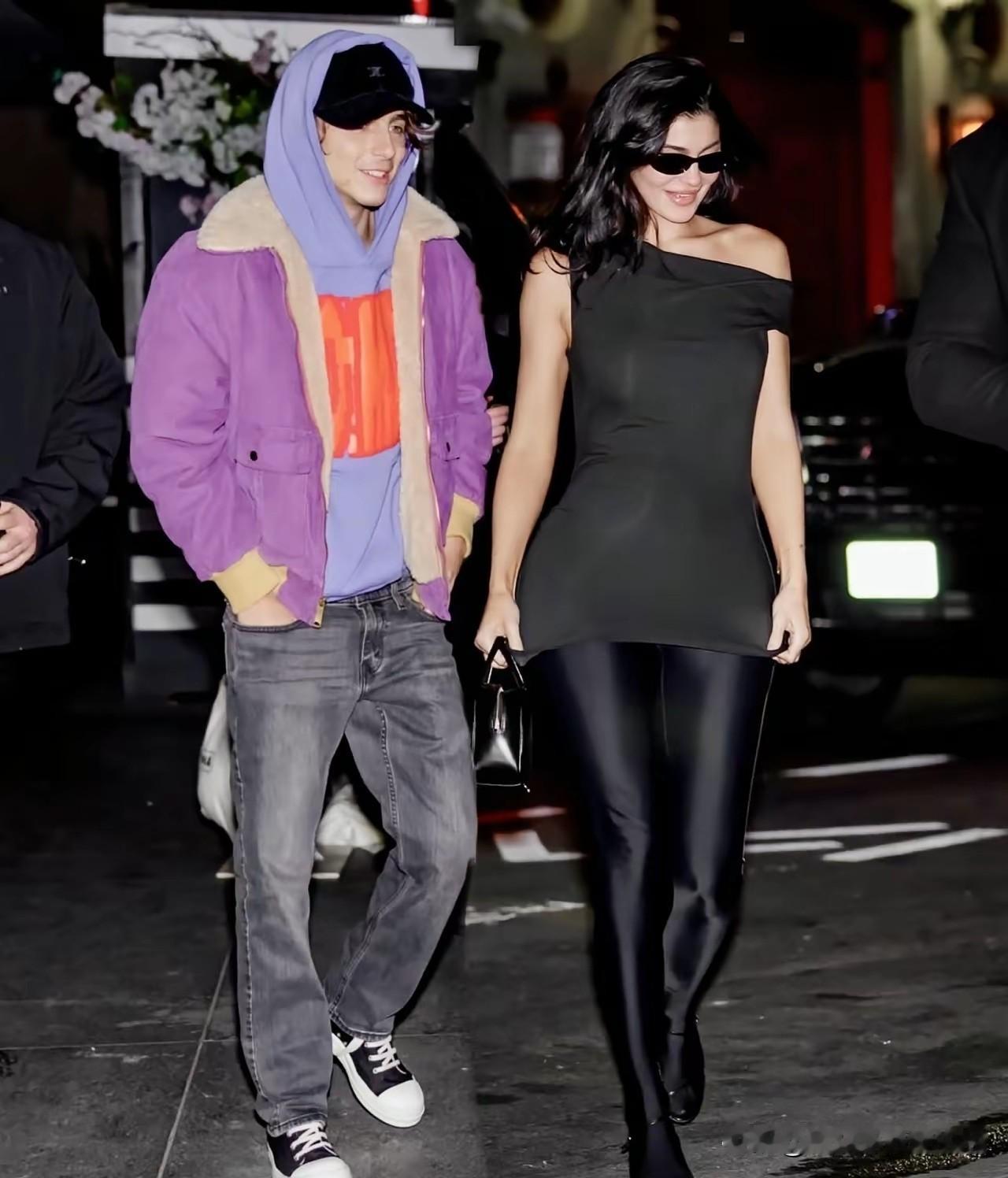 做明星第一素质，就是不能怕冷，得抗冻。你看两个人一起出来，一个帽衫儿加棉袄，一