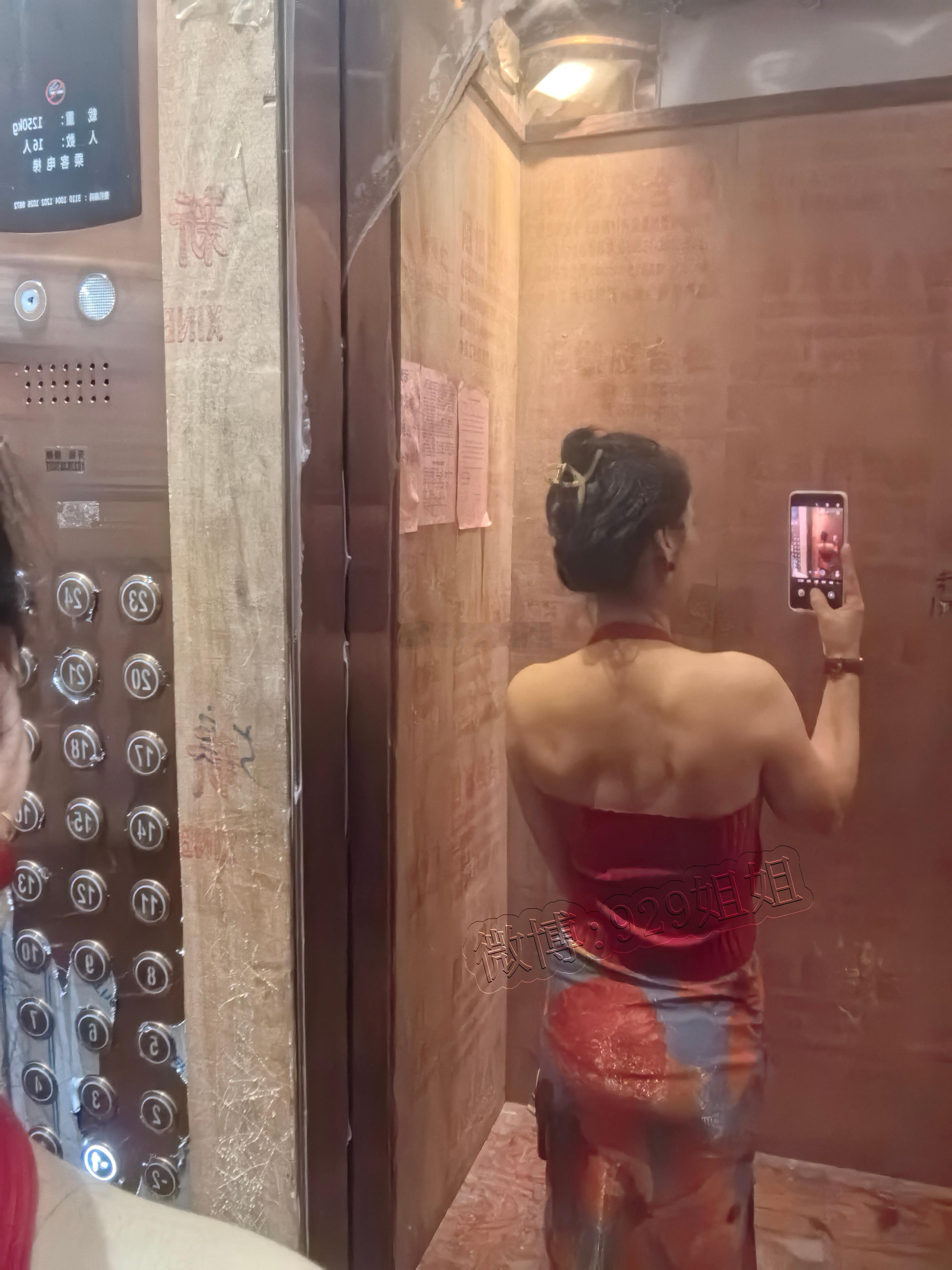 昨天中午吃饭有个朋友从武汉旅游回来说买了三套衣服花了三千多我说我从来不会买这么贵