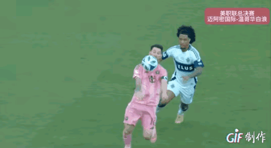 梅西这个接球挑传太精彩了！！！补时第5分钟，阿尔巴左边路大脚长传找到梅西，梅西用