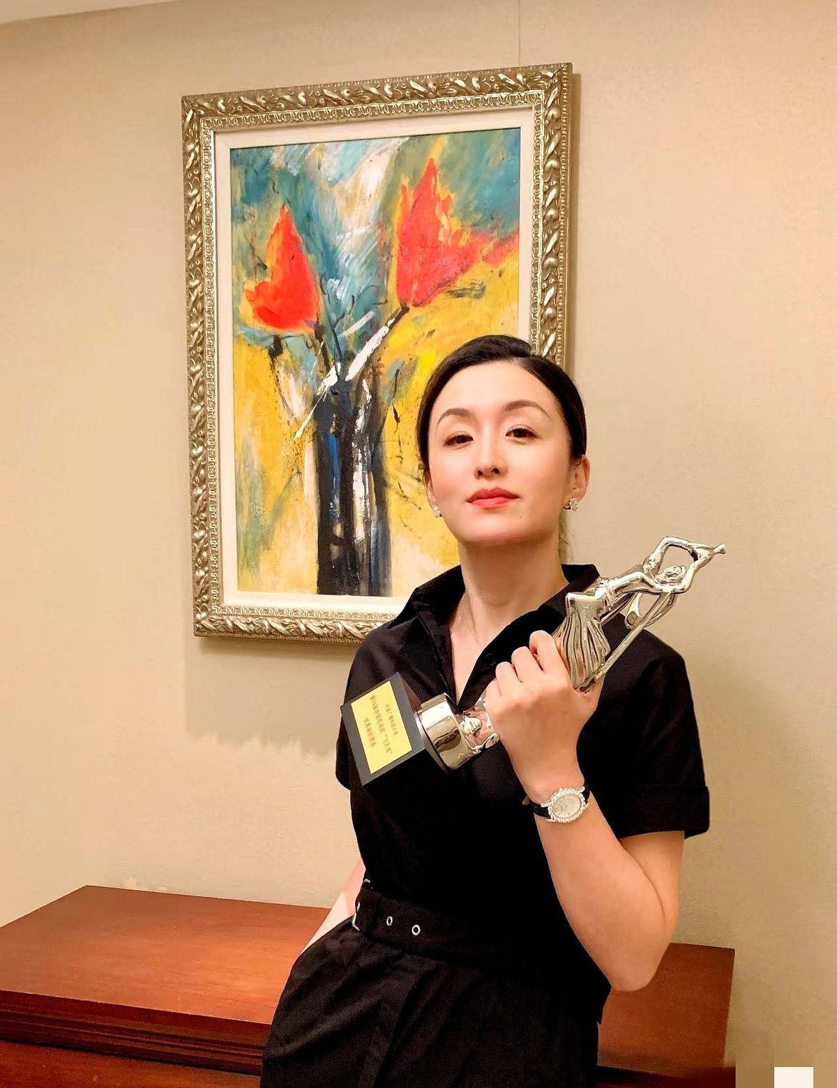 《爱情没有神话》说撤就撤，连预告都删得干干净净。央视八套的排期表，不是随便改