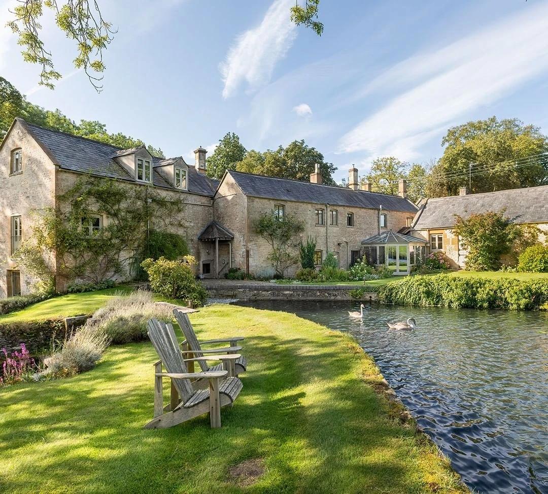 现在的年轻人都这么好面子吗？我身边的一个朋友一个月的工资大概在1万多一点点，