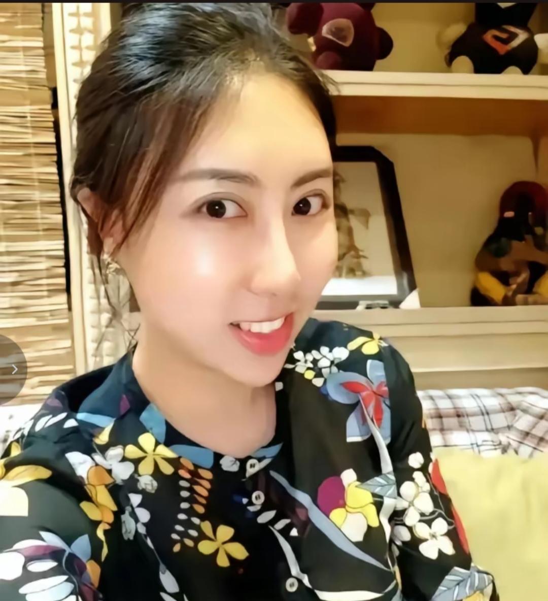 贾浅浅的父亲贾平凹为她铺路太多了，眼看贾浅浅的高考成绩不怎样，直接让贾浅浅去西北