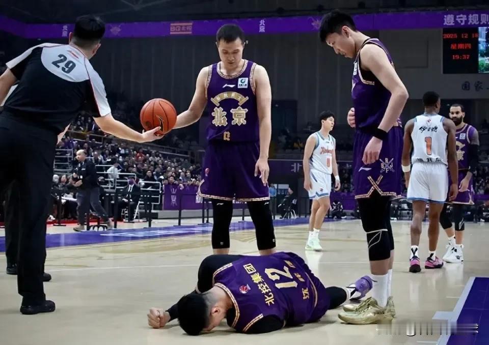 早日康复！昨晚北控对阵新疆的CBA常规赛中，北控中锋沈梓捷在首节一次篮下进攻时不