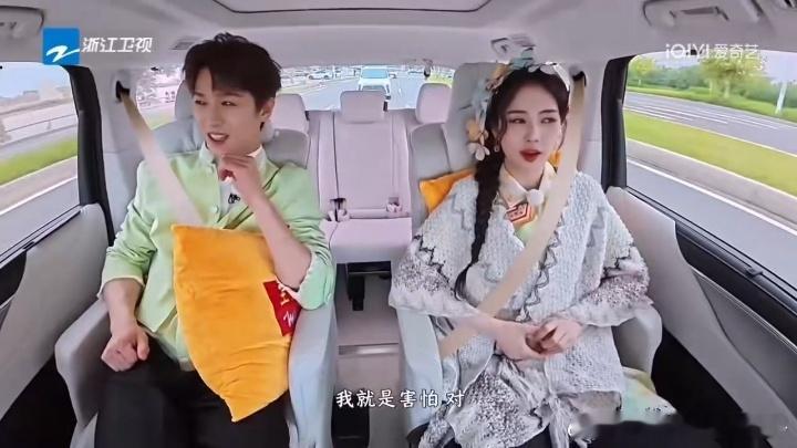 李昀锐喊白鹿鹿鹿奔跑吧李昀锐：以前是鹿姐，现在是鹿鹿，以后是不是直接白鹿了？《奔