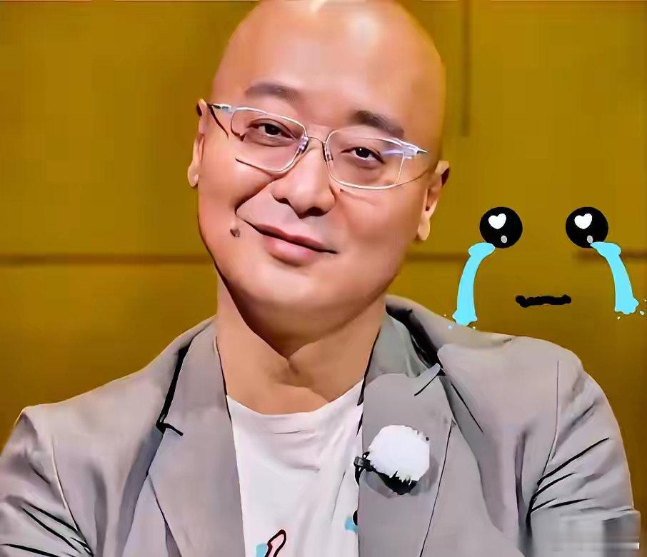 现在再回头看这个笑,我浑身起鸡皮疙瘩。当初都说他瞧不起邓莎,是不屑,是傲慢。现在