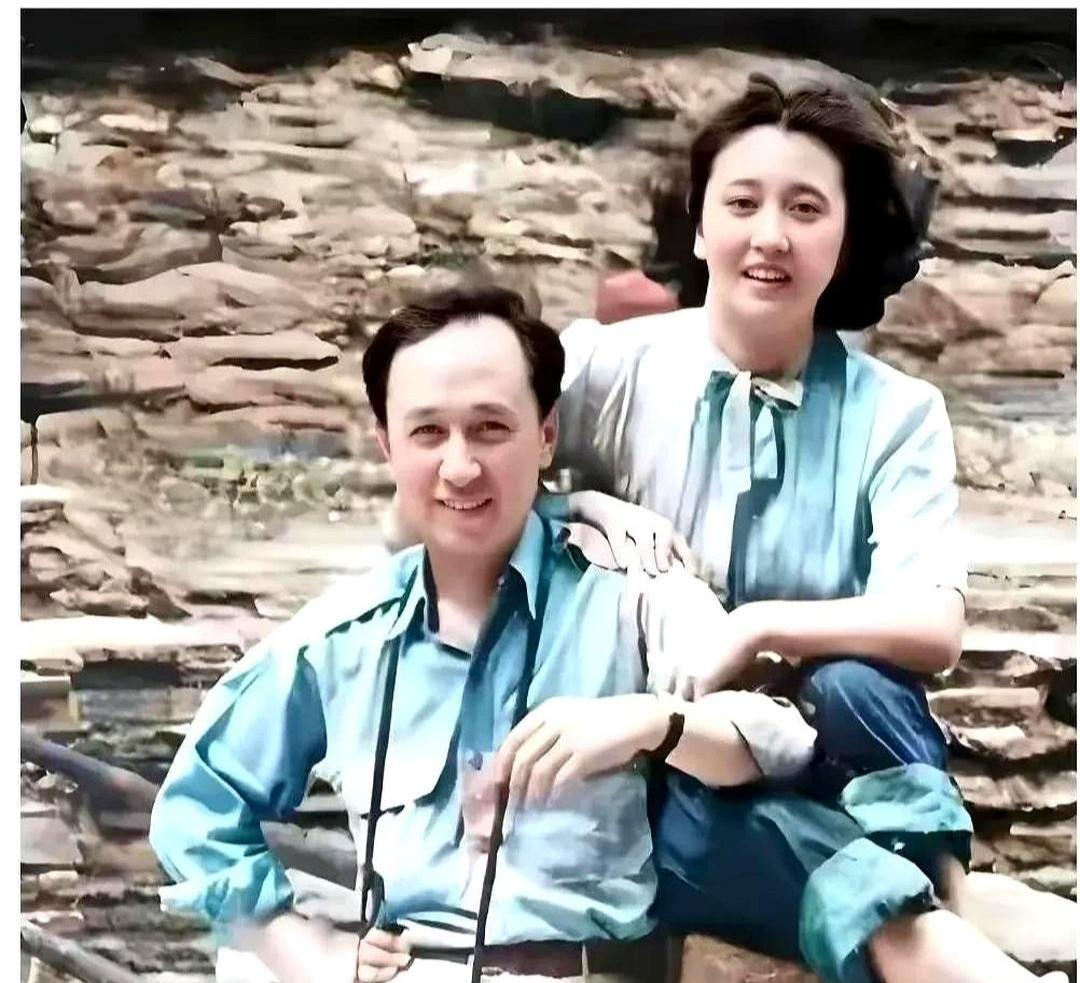 这是钱学森先生和夫人蒋英女士在美国工作生活时期的一张珍贵照片。照片中，钱学森先