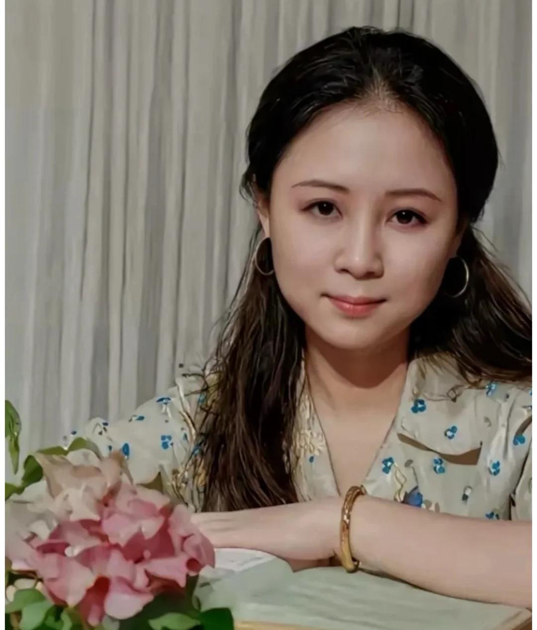 琼瑶到底有多美？看她1973年和林青霞的合影，照片里的她那时是35岁，温婉从容，