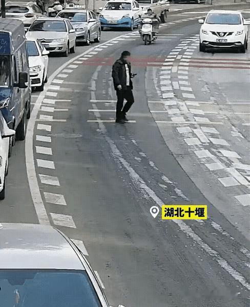 大哥对自己太自信了，那么相信其他小车不会碰他？