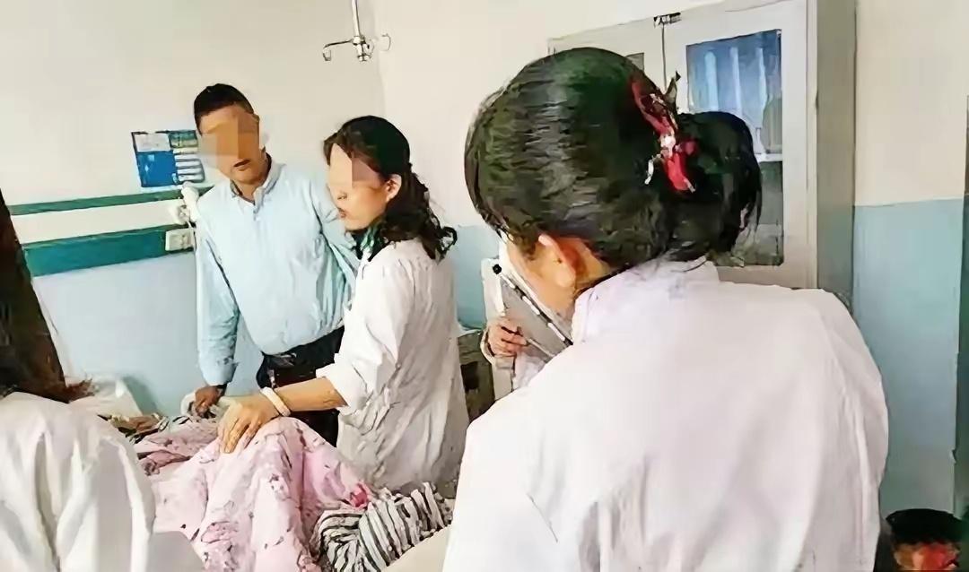 湖北，一女子怀孕8多个月去医院产检。她跟医生抱怨道：“宝宝踢我肚子可带劲了！