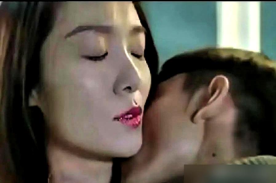 别再扯什么“入戏太深”了。张一山那条舌头，根本不是伸向齐溪的。我告诉你，那是他职