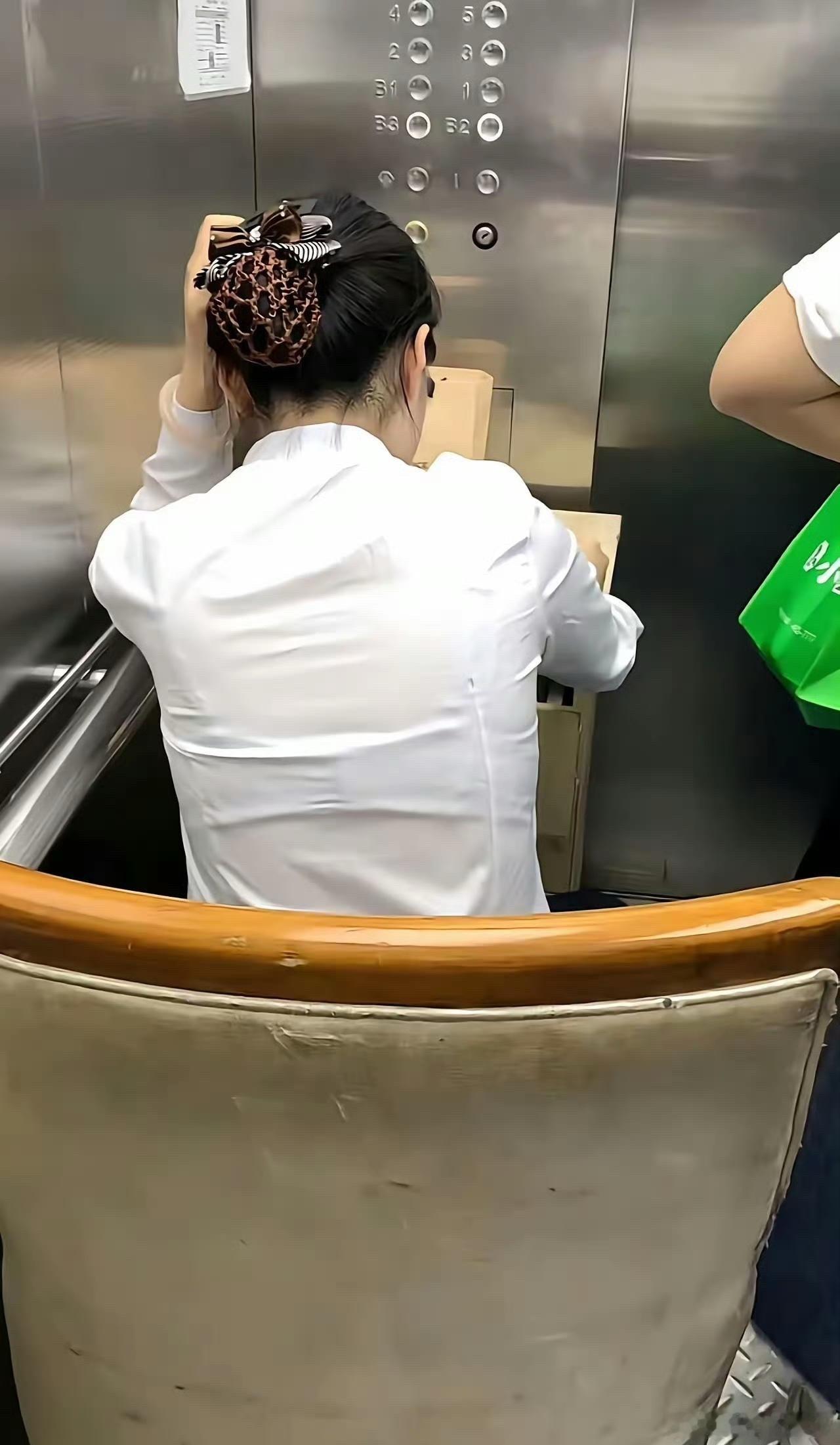 天花板级别的轻松岗位：专职电梯按楼层，空调自由直接拉满。