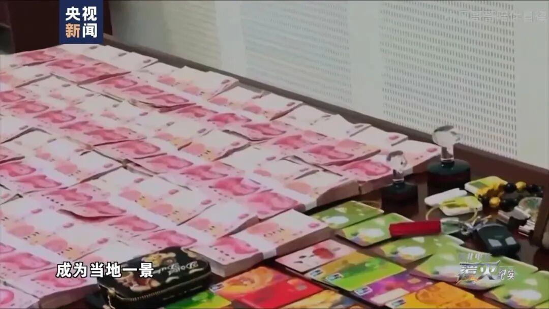“钱多到发霉！”一男子是缅北诈骗头子。他钱多的长霉斑，只能在房顶晒。他雇人看库房