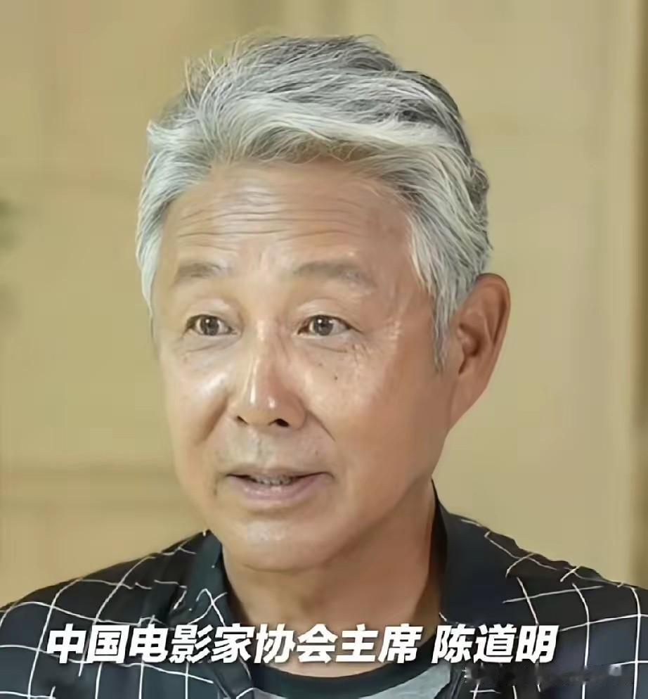 没想到的事！王家卫的那段录音，听完只想说：大哥你太会了！聚会中陈道明被秦雯吐槽